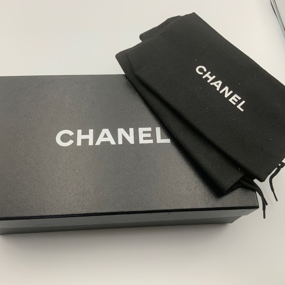 CHANEL LOGO PATENT LEATHER SANDALS - Picture 6 of 6